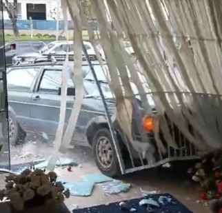 Dono destrói fachada da própria loja em Santa Catarina