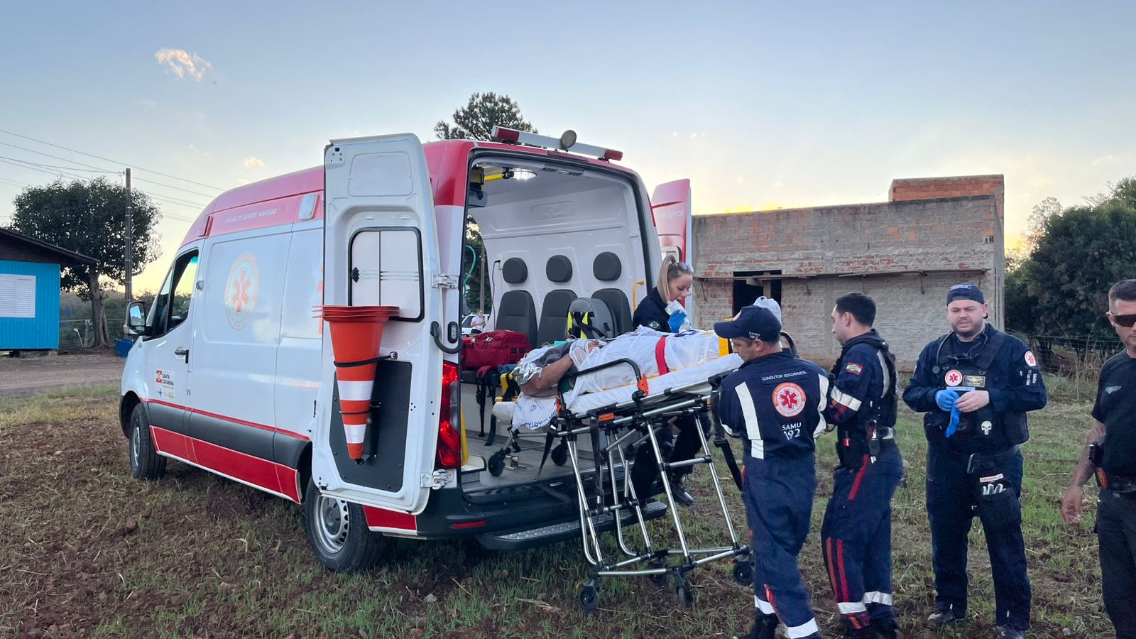 Colisão entre motocicletas deixa um morto e dois feridos graves na BR-282