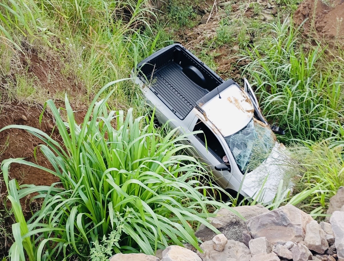 Motorista sofre capotamento e é socorrido em parada cardíaca
