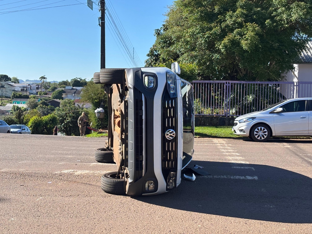 T-Cross tomba após colisão com Fiat Cronos em Pinhalzinho