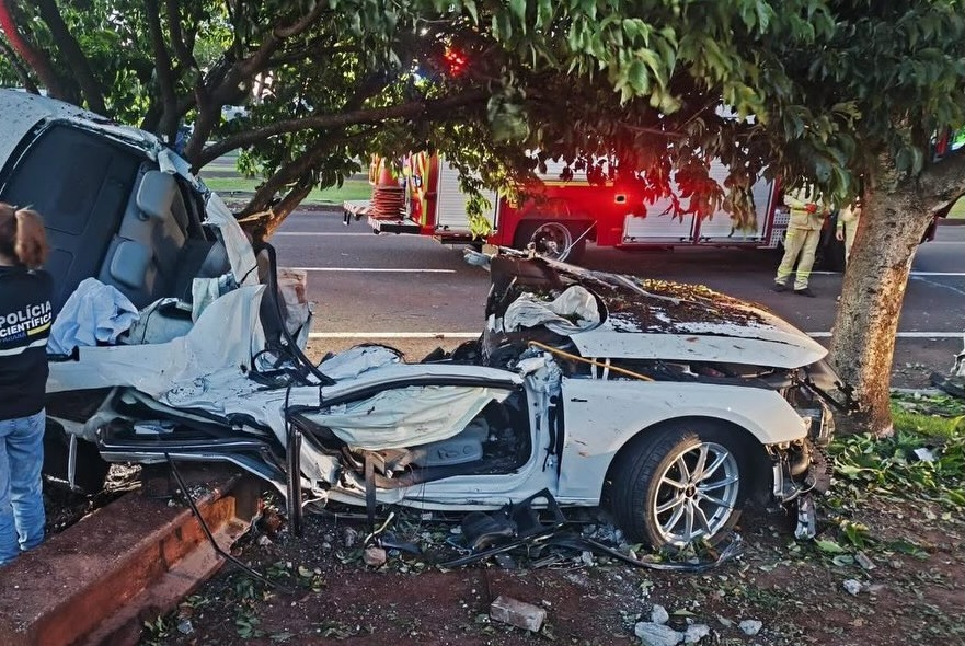 Automóvel fica retorcido em gravíssima colisão