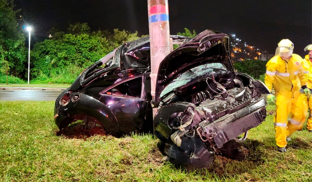 Batida impressionante retorce Volkswagen Beetle