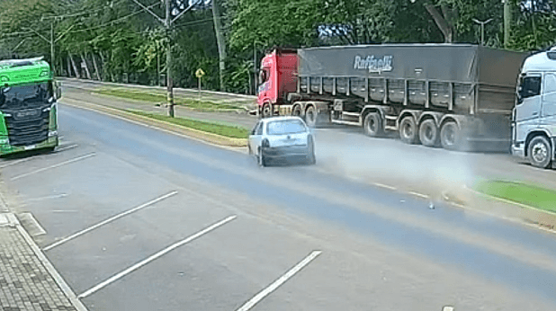 Câmera registra momento em que carro "quase" se acidenta
