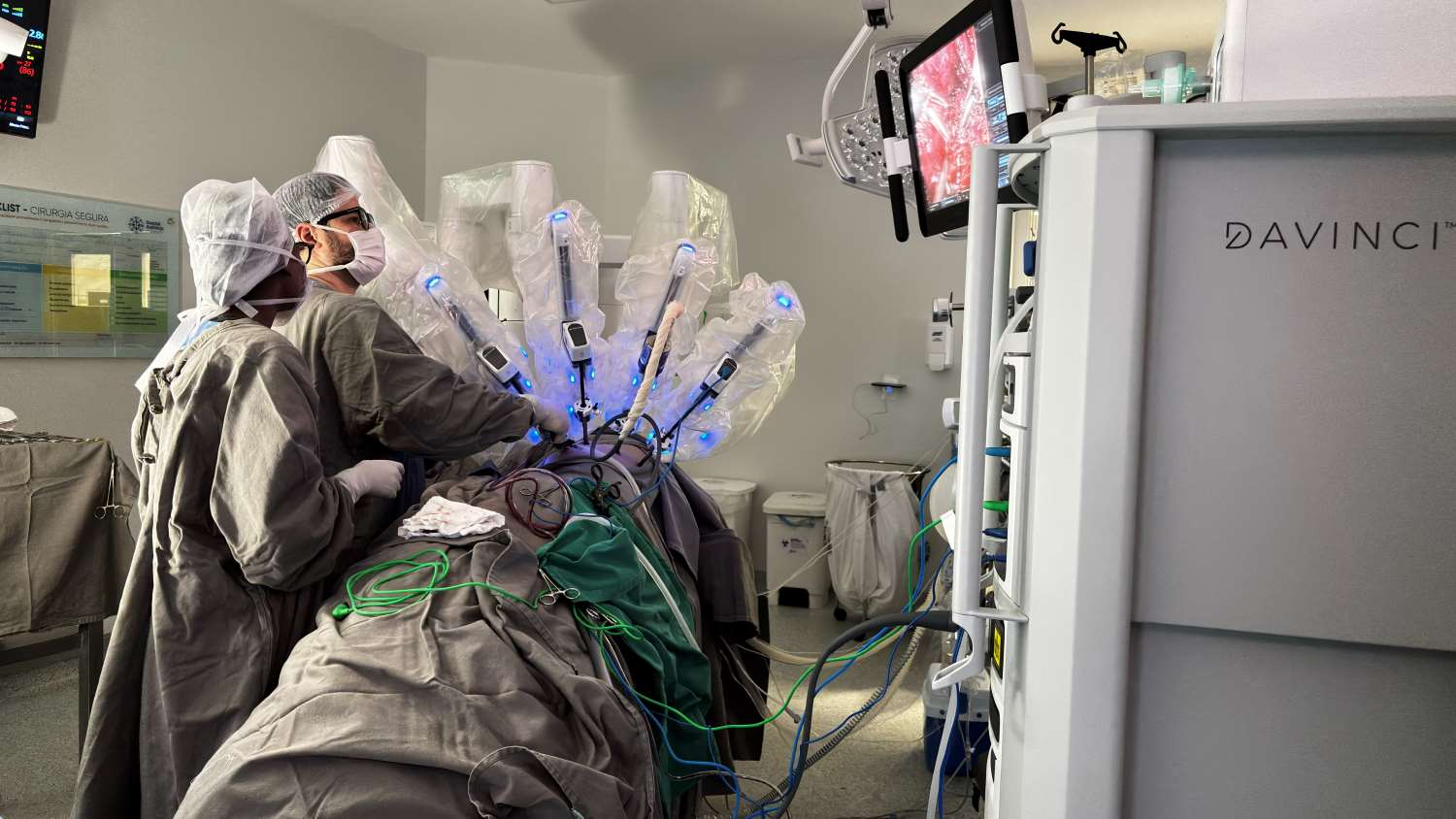 Hospital em SC realiza primeira cirurgia robótica contra o câncer pelo SUS