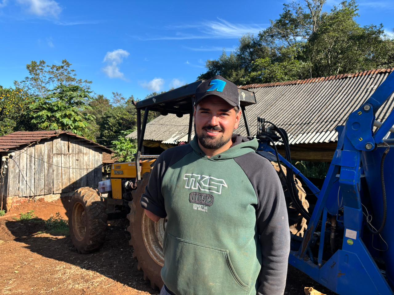 Sem um dos braços, agricultor reaprende a fazer tarefas no campo