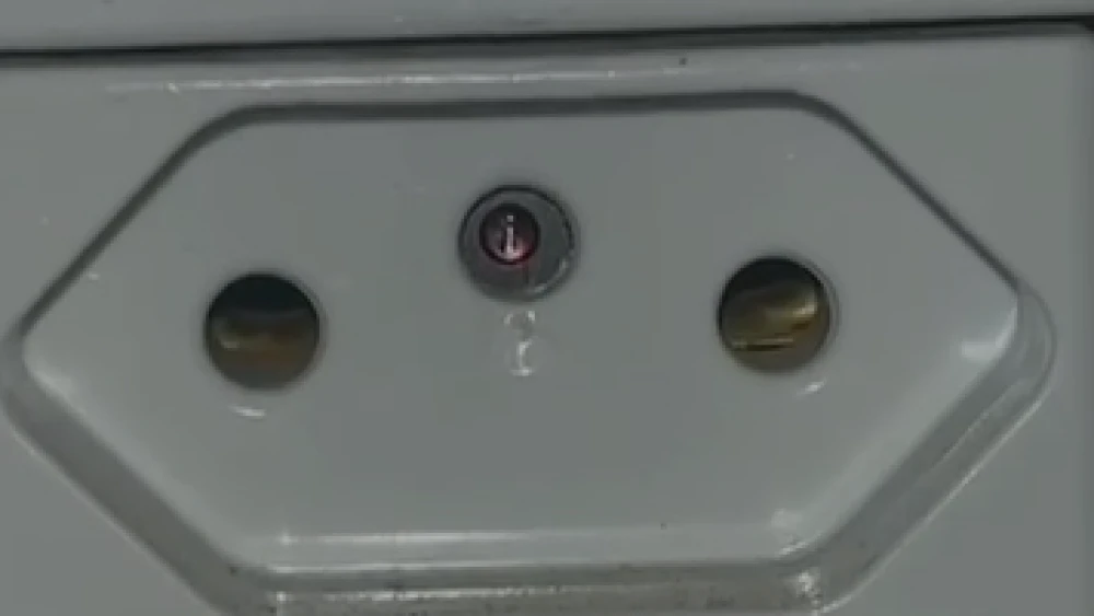 Funcionária encontra câmera oculta em banheiro de empresa