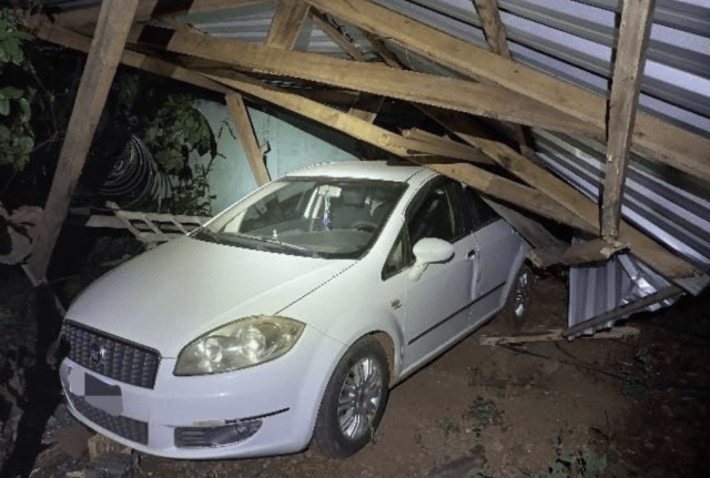 Marido usa trator para destruir garagem da esposa