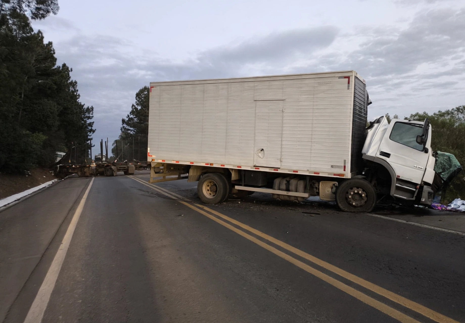 Acidente envolvendo caminhões deixa motorista morto e crianças feridas