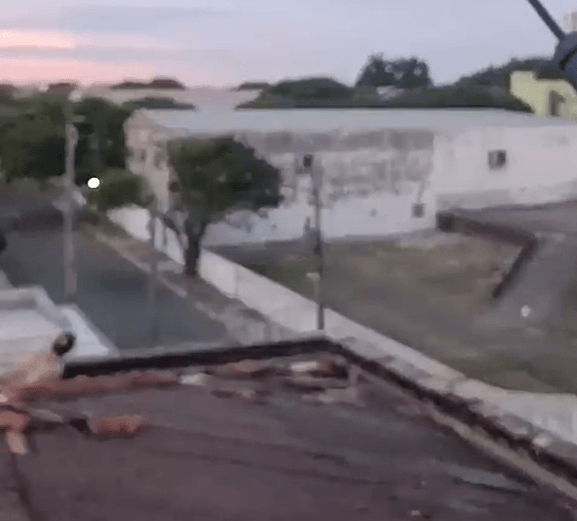 Foragido sobe em telhado para escapar da polícia