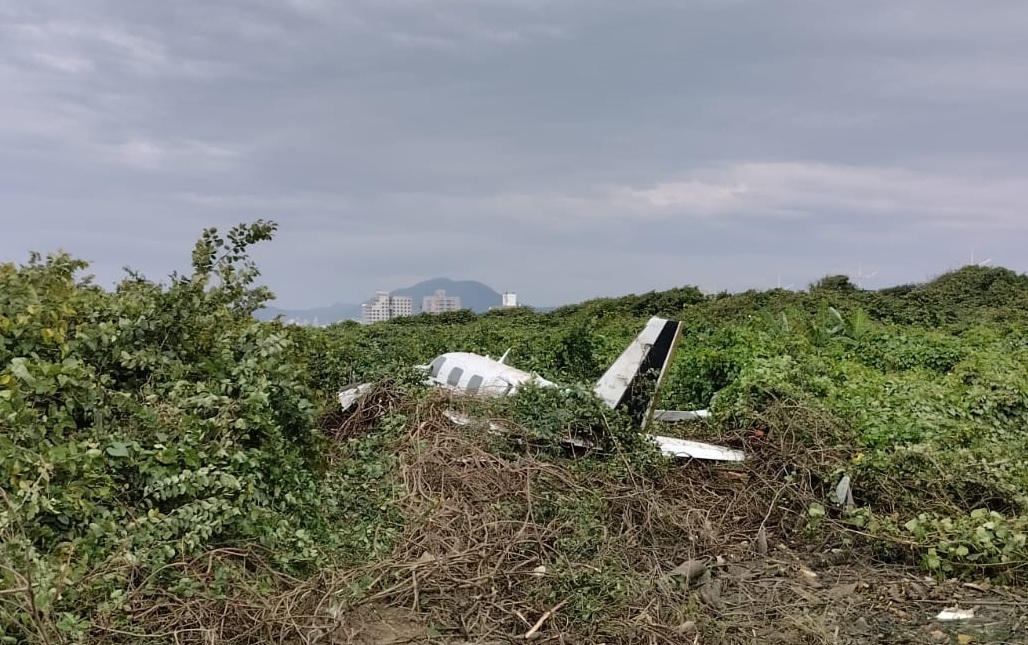 Dois ocupantes sobrevivem em queda de avião