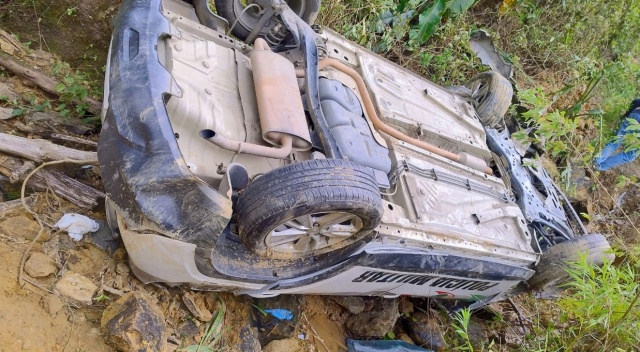 Viatura despenca em ribanceira de 50 metros com dois policiais dentro