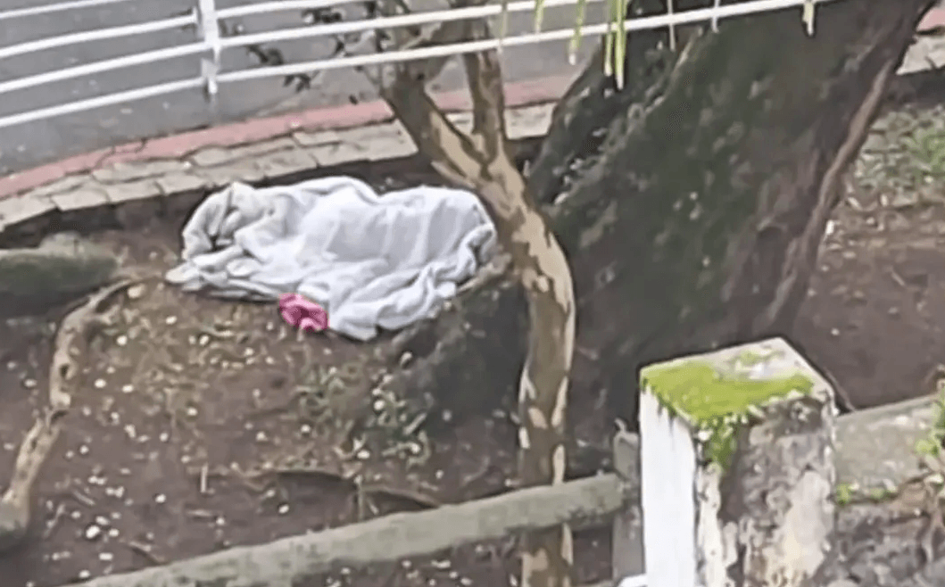 Mulher dormindo é confundida com cadáver