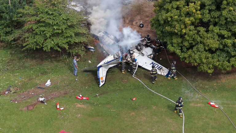 Avião cai em campo de futebol; duas pessoas morrem