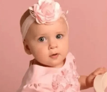 Menina de 1 ano morre após ser atingida por trator