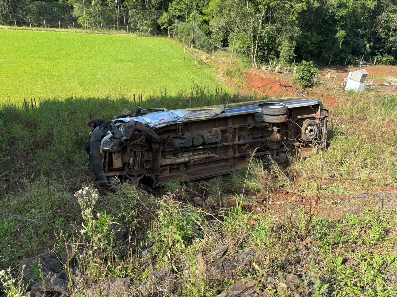 Colisão na SC-160 deixa van tombada às margens da rodovia