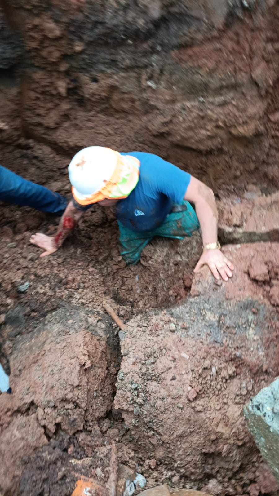 Trabalhador da Casan fica parcialmente soterrado durante obra