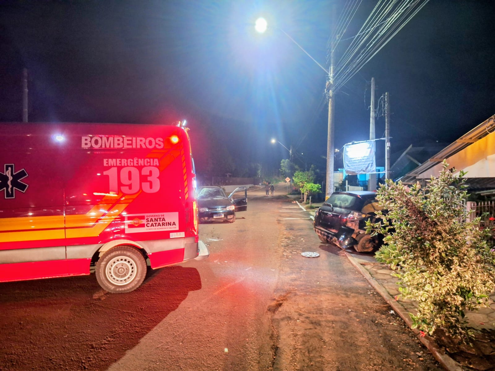 Carro capota após bater em veículo parado