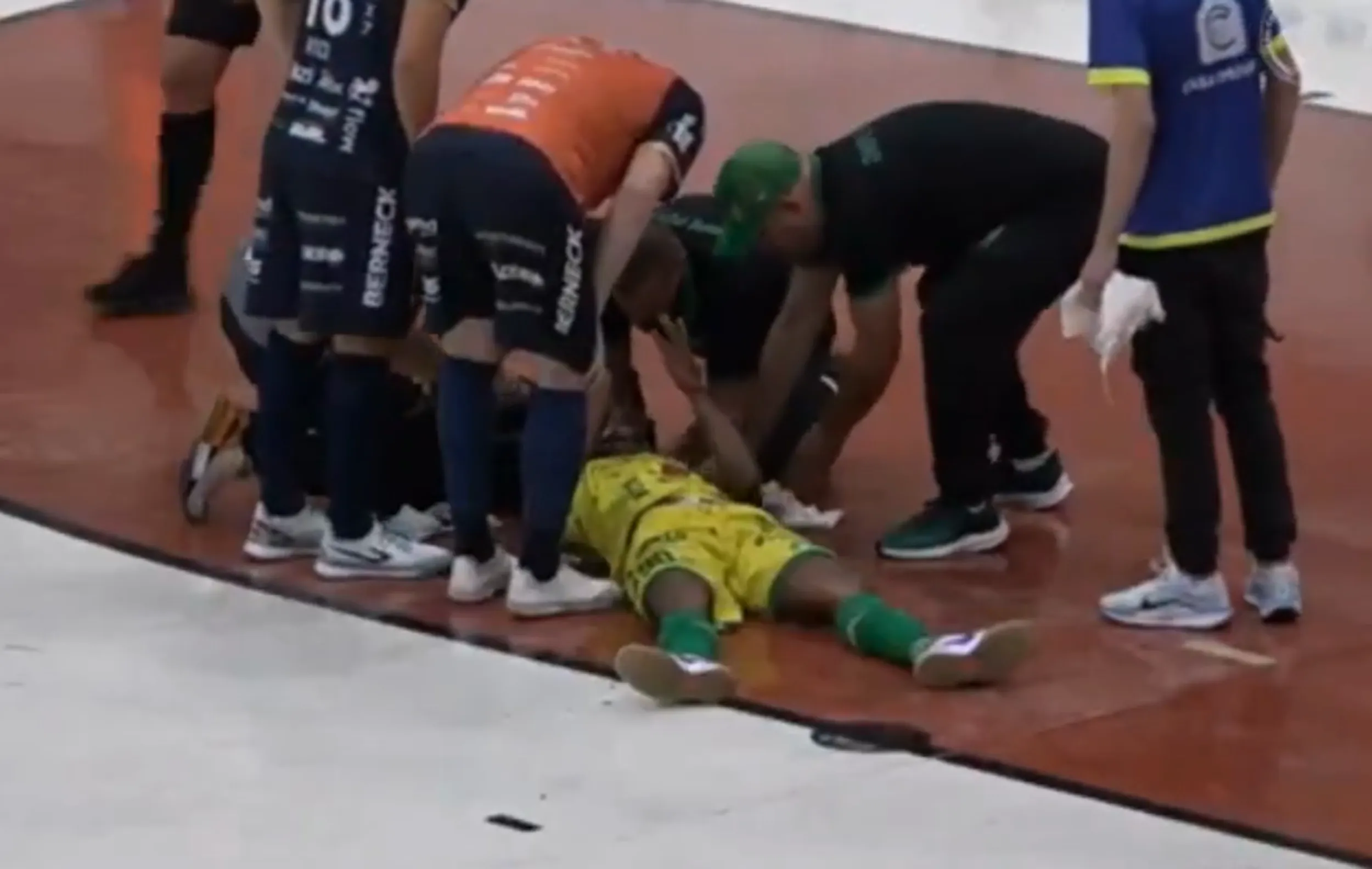VÍDEO: Lâmpada cai na cabeça de jogador da Chapecoense