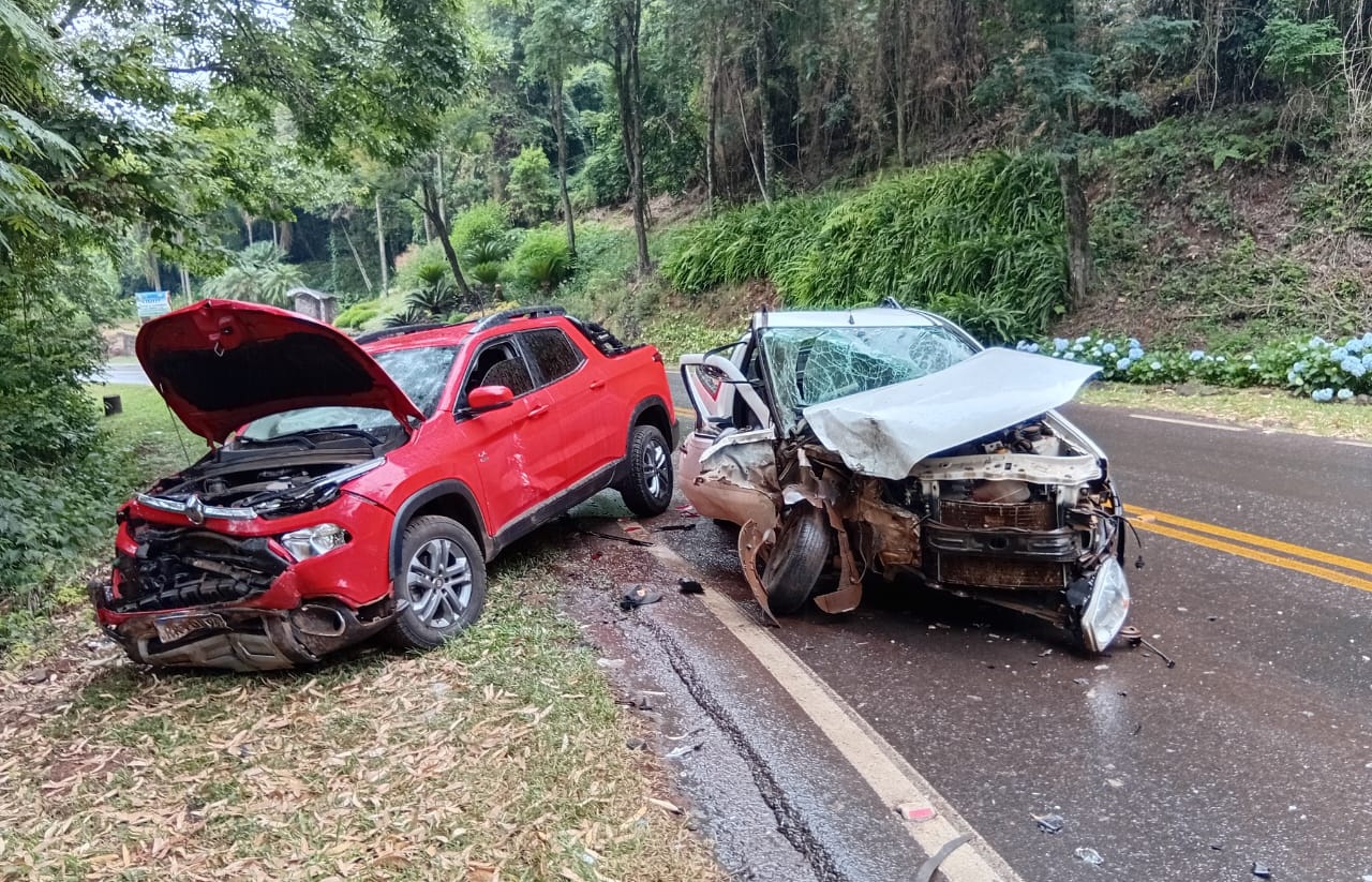 Duas pessoas ficam feridas em colisão