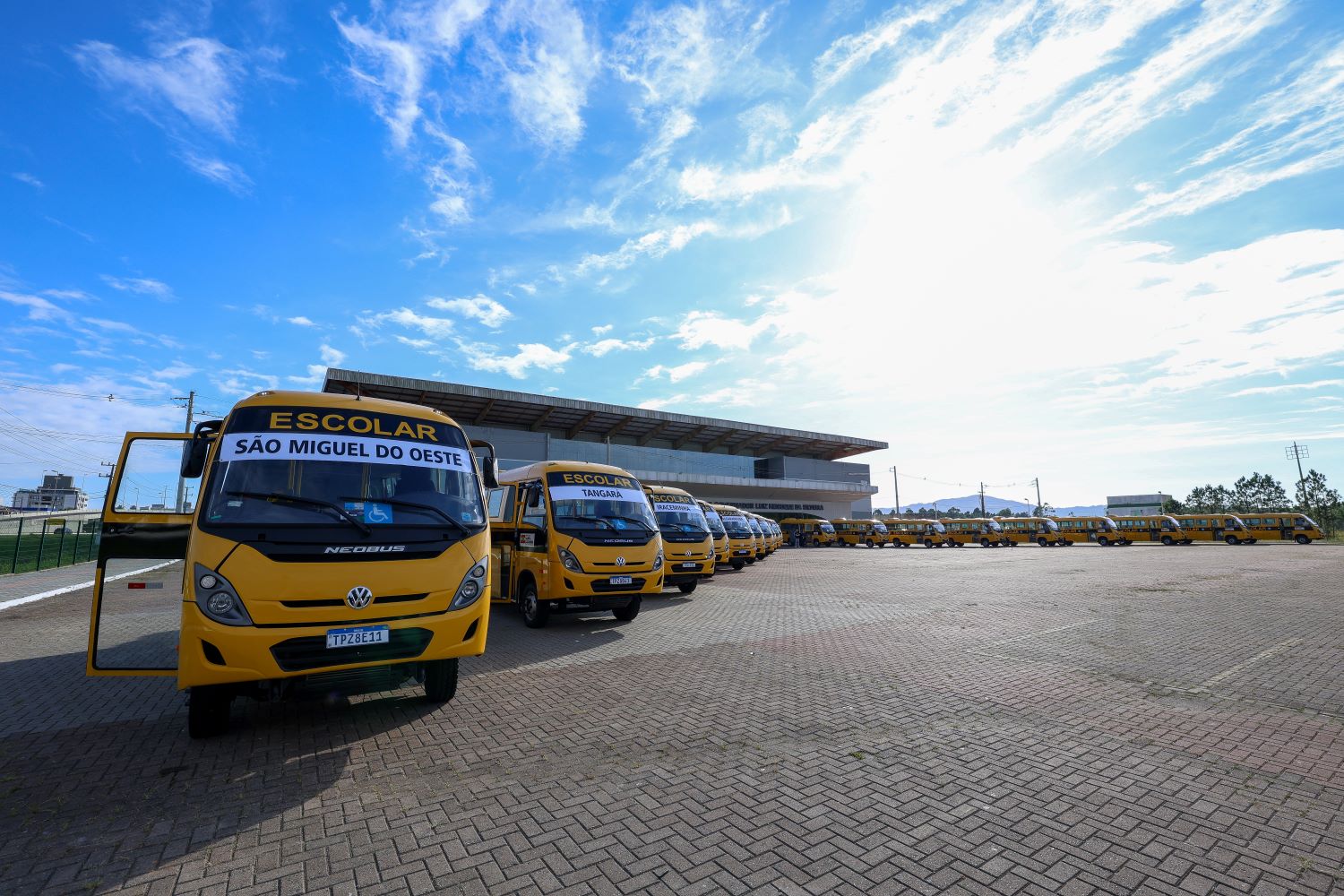 Estado conclui entrega de 100 ônibus escolares