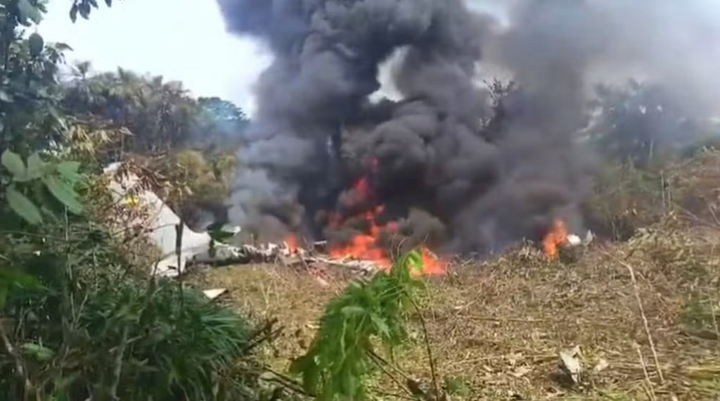 Avião Hércules cai durante decolagem