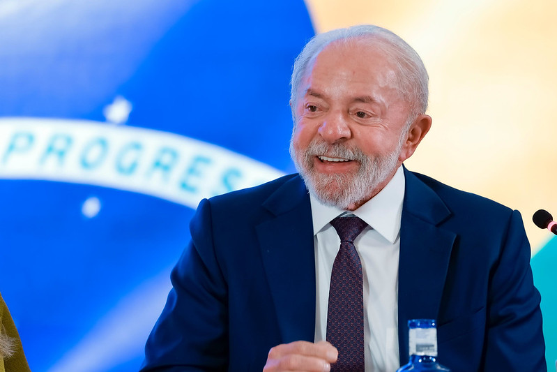 Lula acaba com taxa das blusinhas