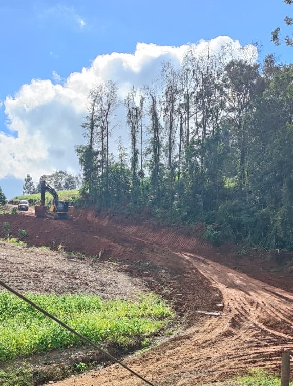 Chuvas desafiam manutenção das estradas rurais em Pinhalzinho