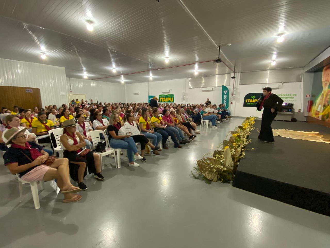 Mulheres lotam auditório do Itaipu Rural Show em palestra inspiradora