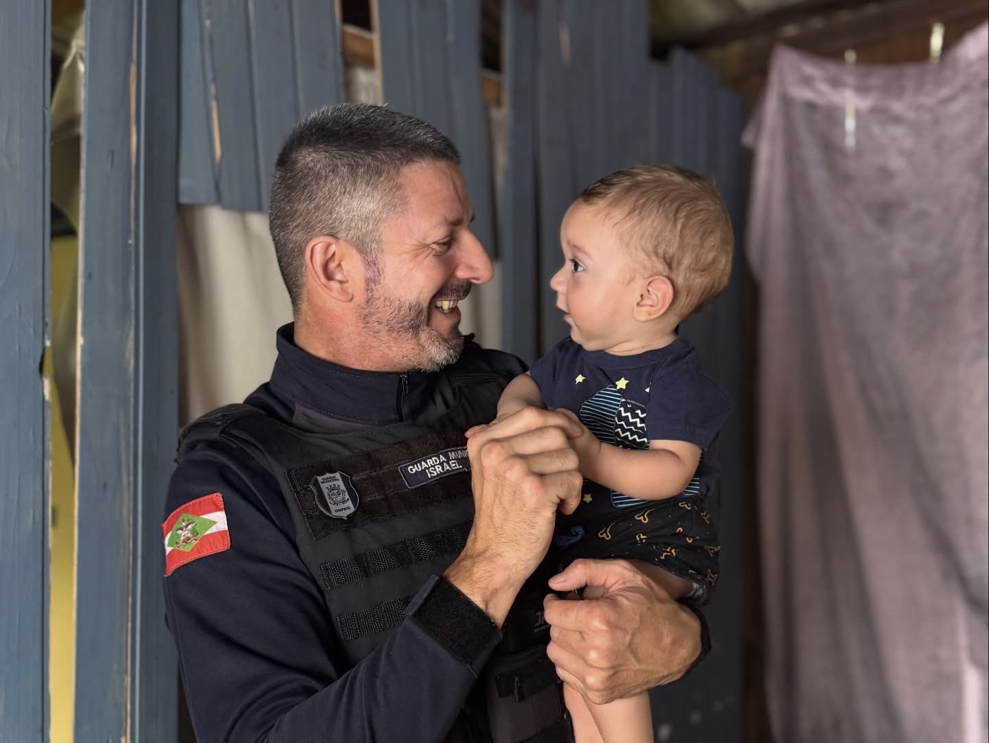 Bebê salvo recebe visita e doações da Guarda Municipal