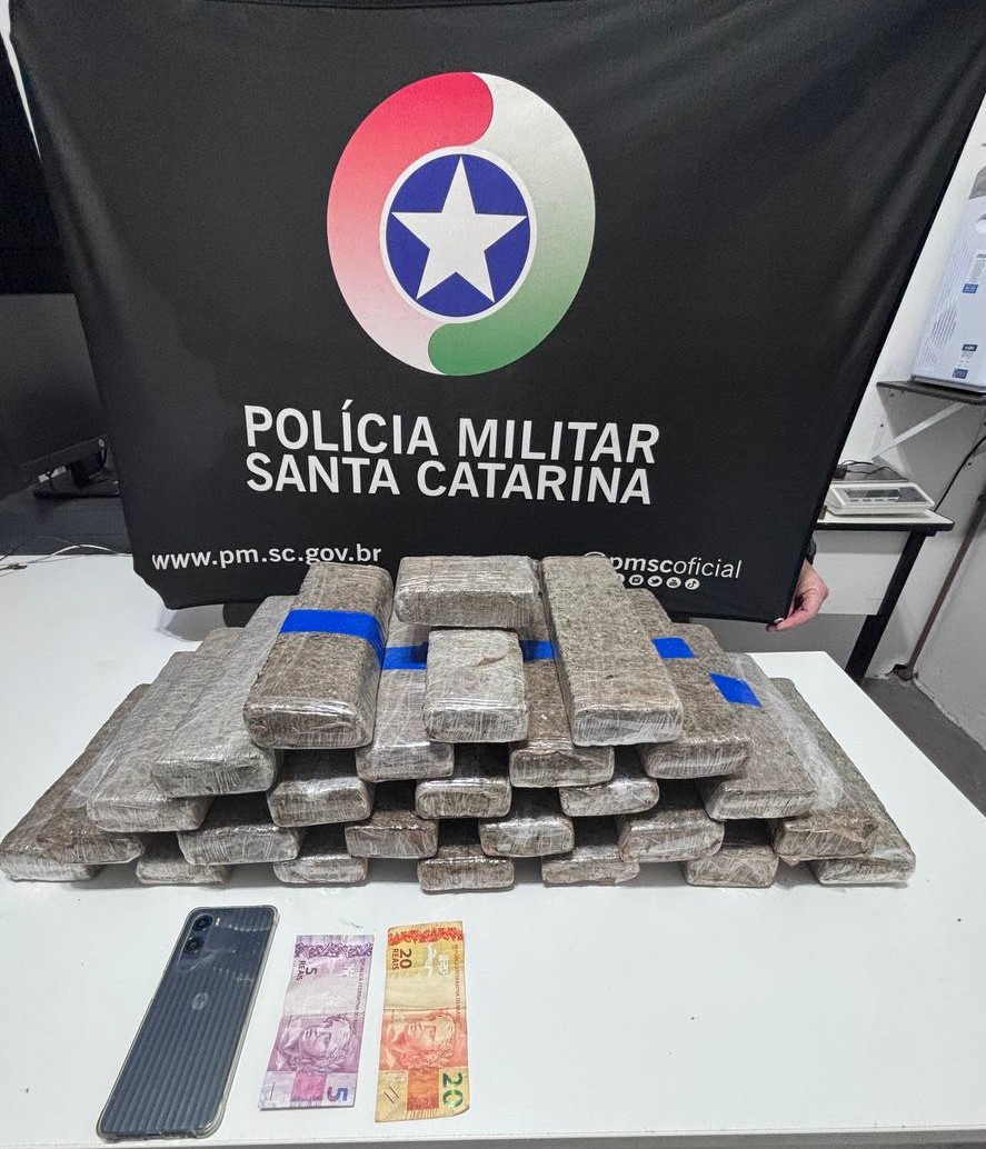 Denúncia de moradores leva PM a apreender quase 20 kg de maconha