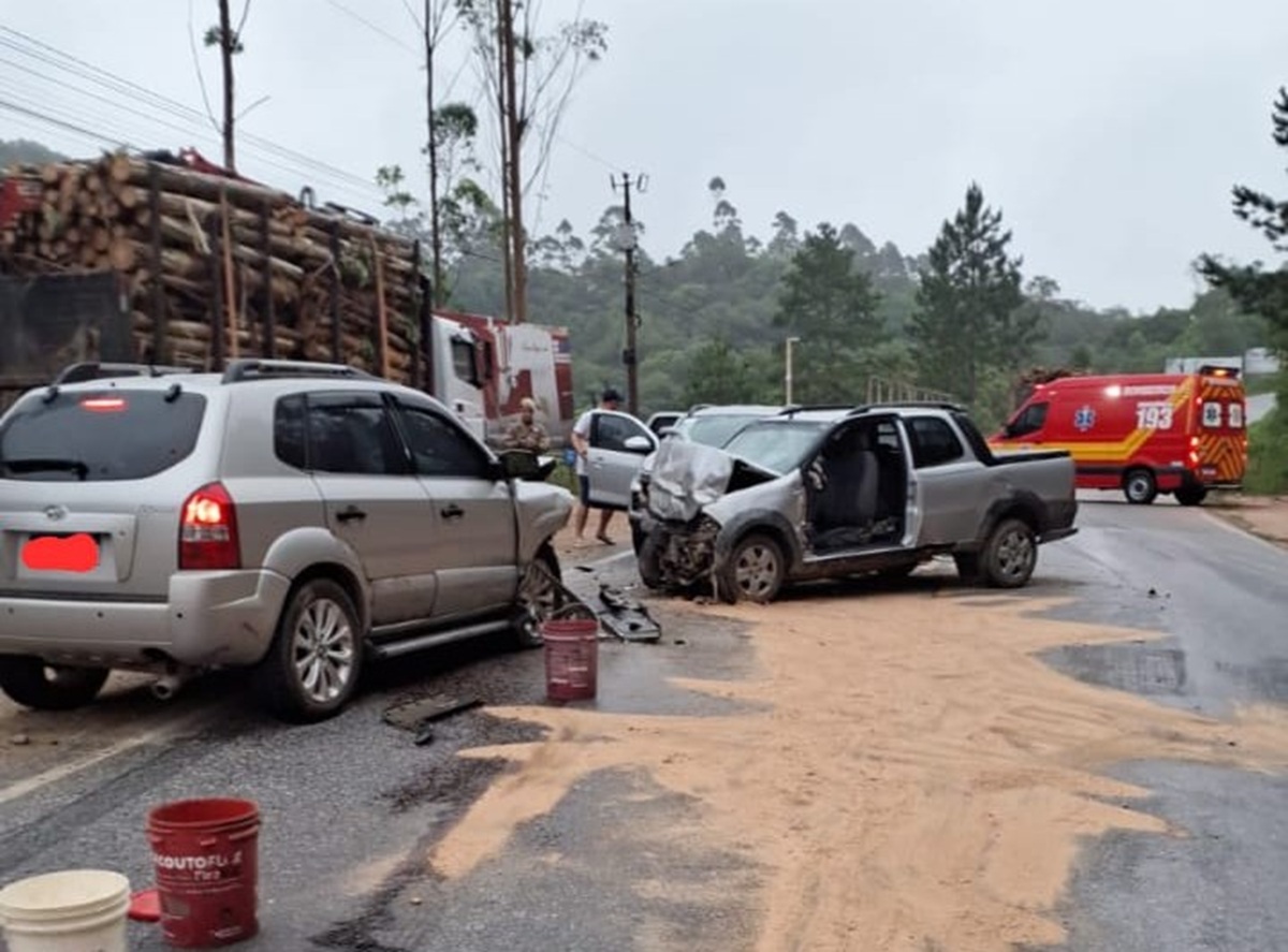 Câmera mostra batida envolvendo três carros