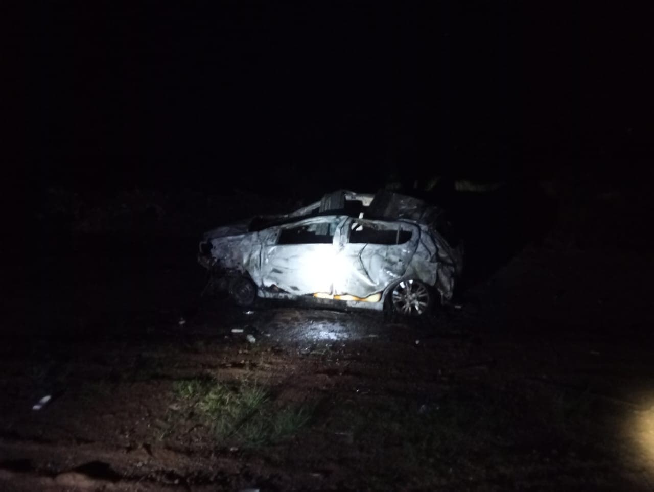 Carro ficou irreconhecível (Foto: Polícia Militar Rodoviária)