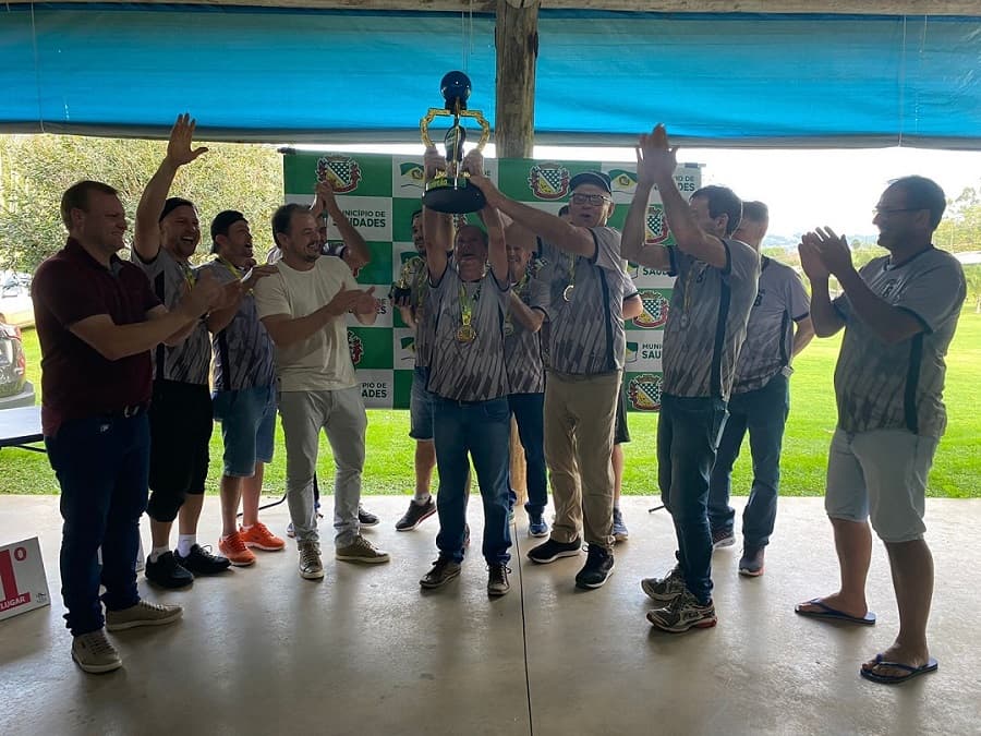 Atletas do Camping Lauxen levantam troféu de campeão (Foto: Ascom/Prefeitura de Saudades)