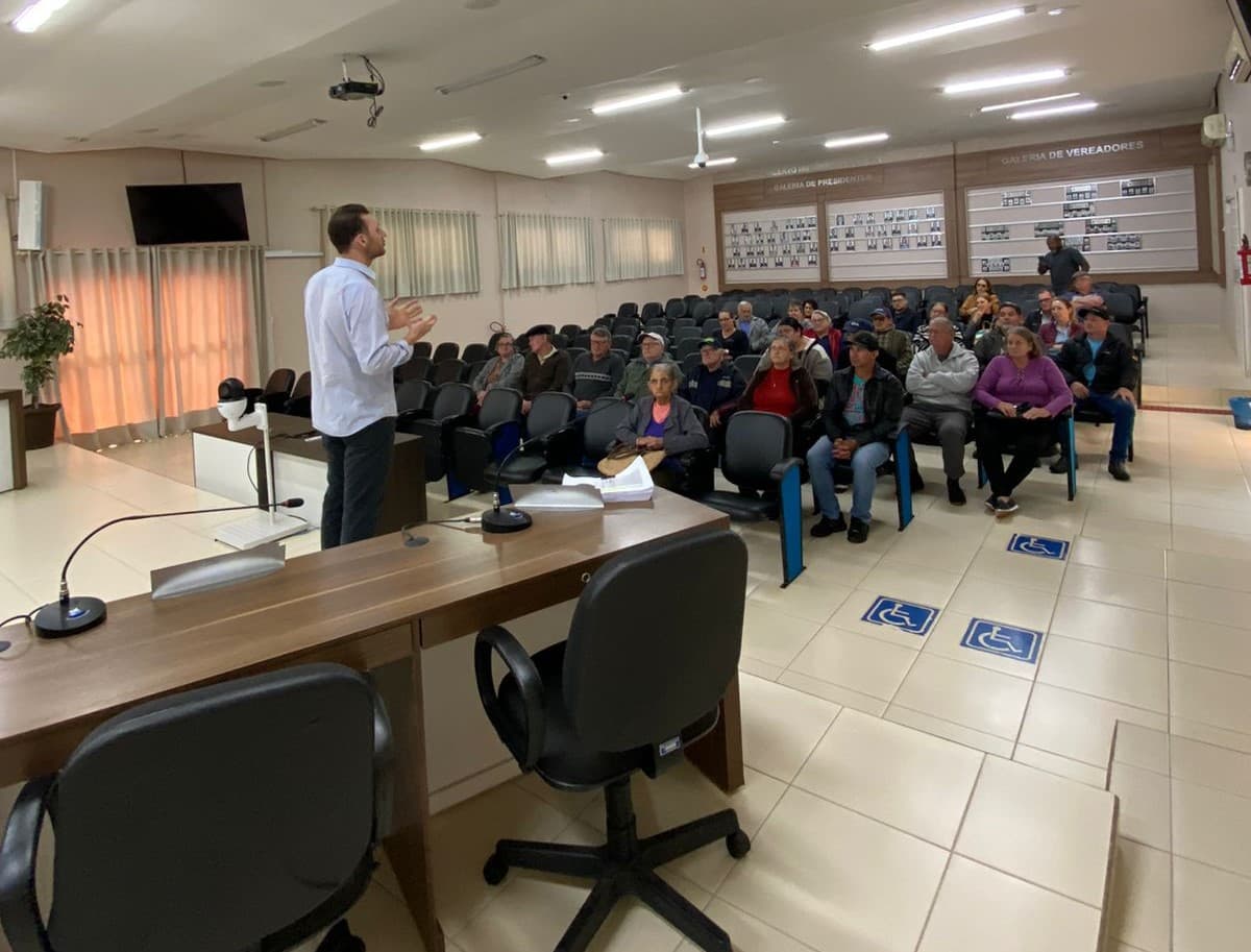 Secretário de saúde conversou com todos beneficiados com as cirurgias (Foto: Divulgação)