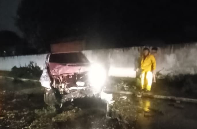 Veículo foi removido por um guinho (Foto: Corpo de Bombeiros)