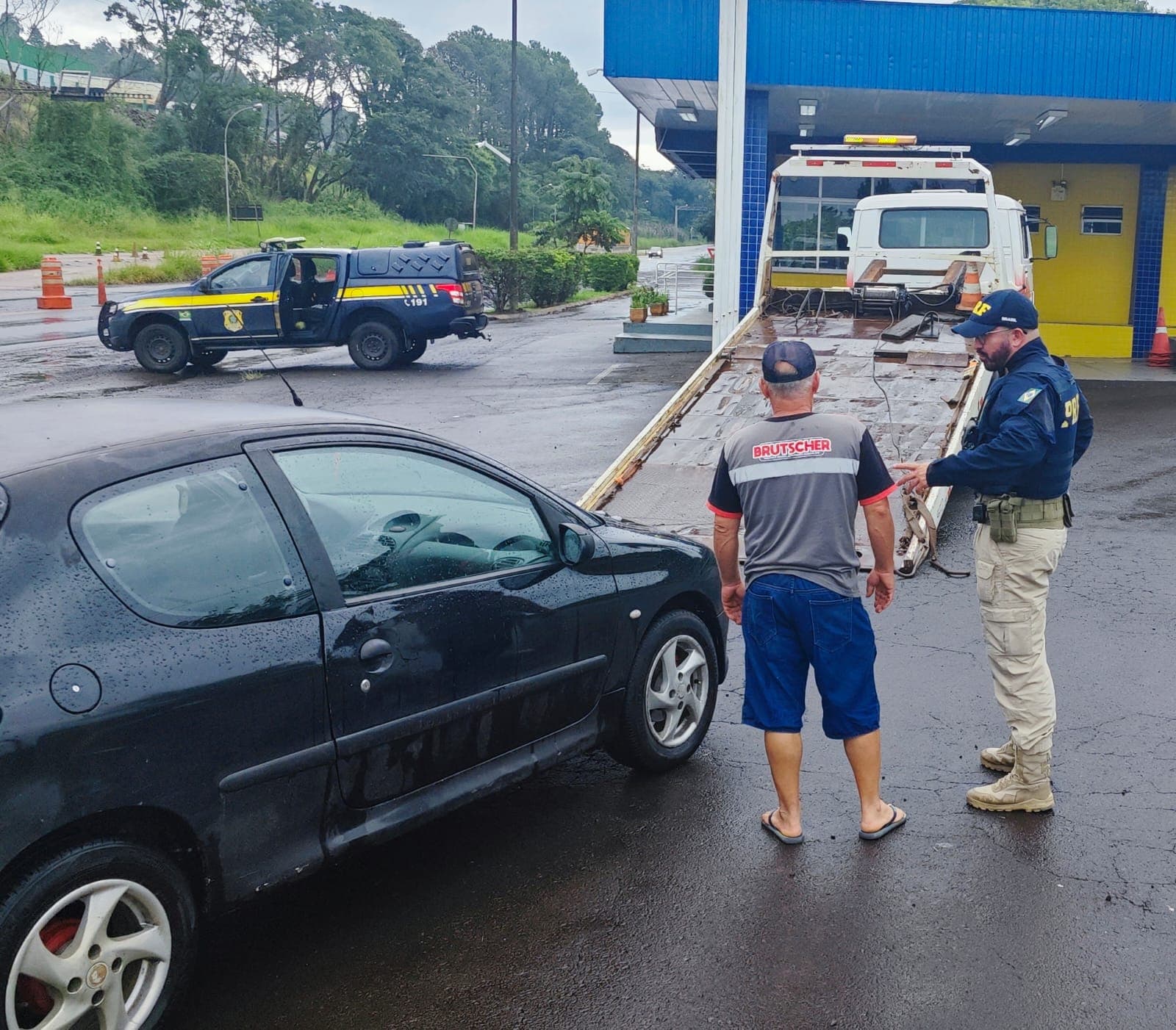 Motorista ultrapassa viatura da PRF e acaba com o veículo guinchado