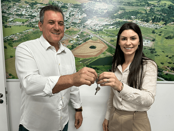 Transmissão de cargo ocorreu nesta manhã na prefeitura  (Foto: Gilmar Bortese)