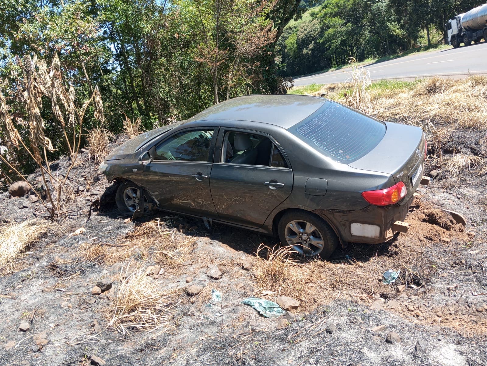 Condutora perde o controle do carro e saí da pista em Nova Itaberaba 