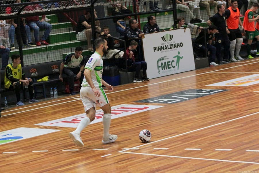 Renan Mantelli em ação pela Pinhalense no último jogo em casa (Foto: Felipe Eduardo Zamboni)