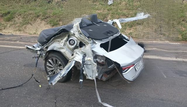 Automóvel ficou irreconhecível após colisão (Foto: PRF)
