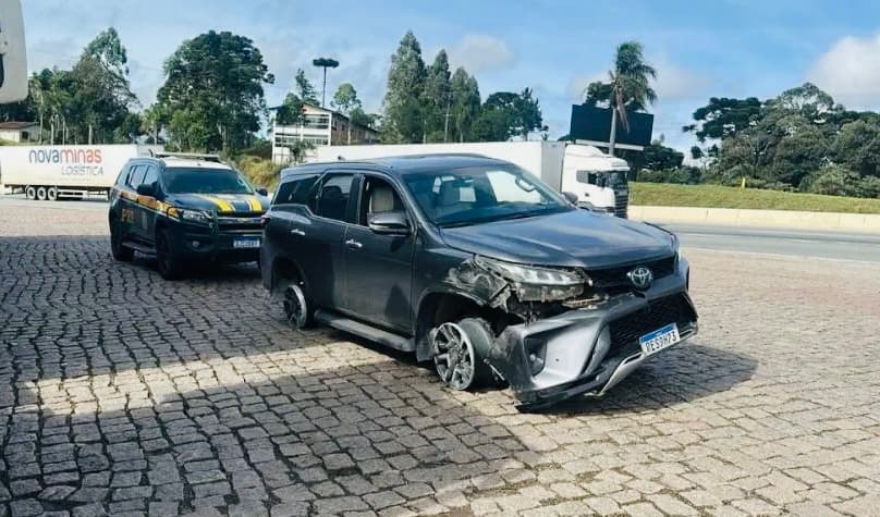 Carro não tinha mais chance de andar (Foto: PRF)