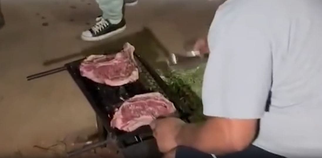 Amigos fazem churrasco em velório para homenagear falecido