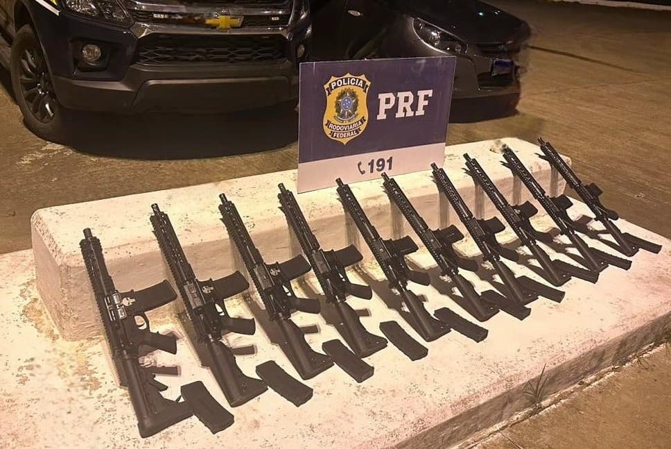 Armamento estava em lataria e no tanque de veículo (Foto: PRF)