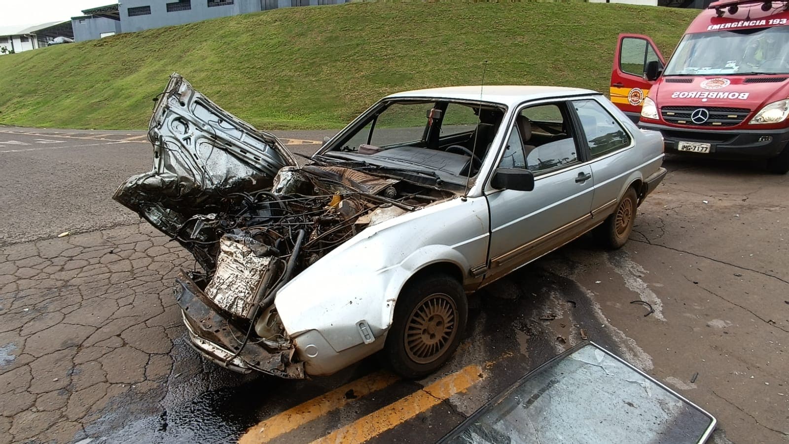 Motorista do veículo foi encaminhado para o hospital  (Foto: Bombeiros )