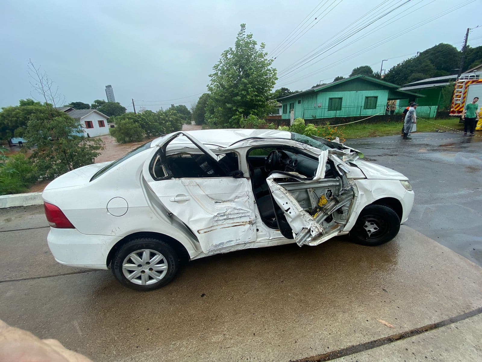 Vítima estava dentro de automóvel (Foto: Corpo de Bombeiros)