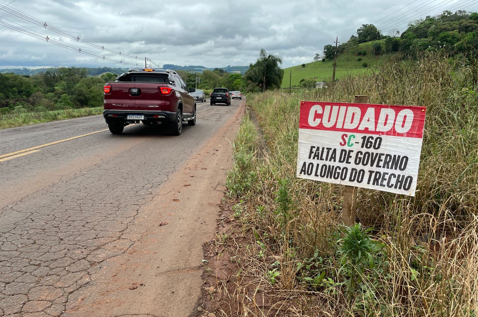 Placas de protesto: rodovia esburacada continua indignando
