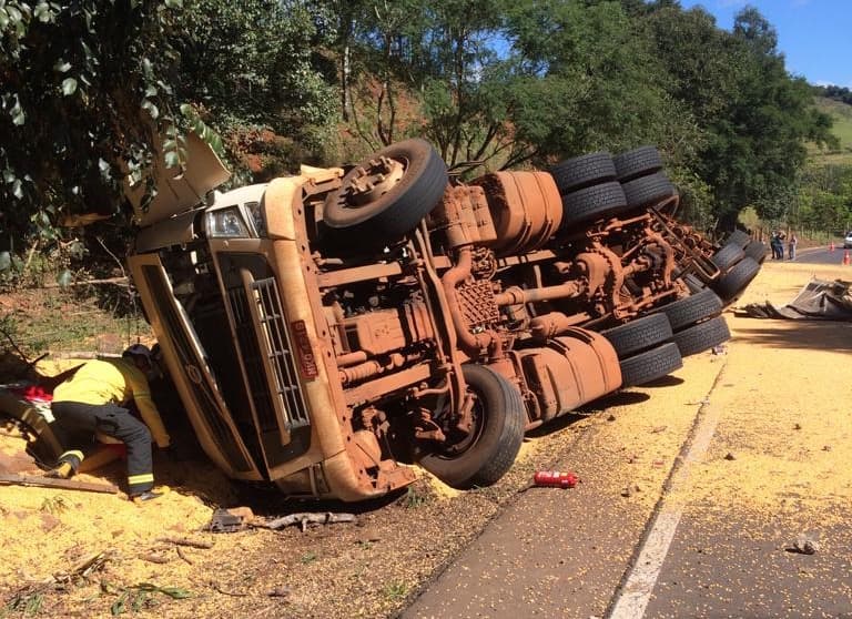 Veículo transportava milho (Foto: Corpo de Bombeiros)