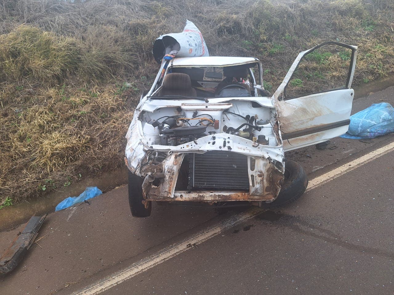 O veículo sofreu danos de grande monta (Foto: PMRv)