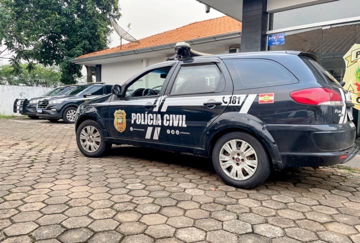 Agentes monitoravam suspeitos (Foto: Henrique Paulo Koch)