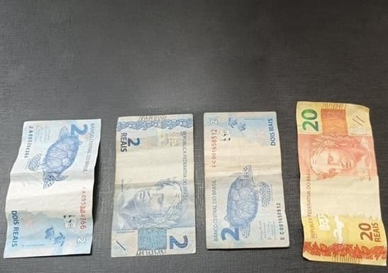 Após revista pessoasl, os PMs acharam uma parte da "grana" (Foto: Polícia Militar)